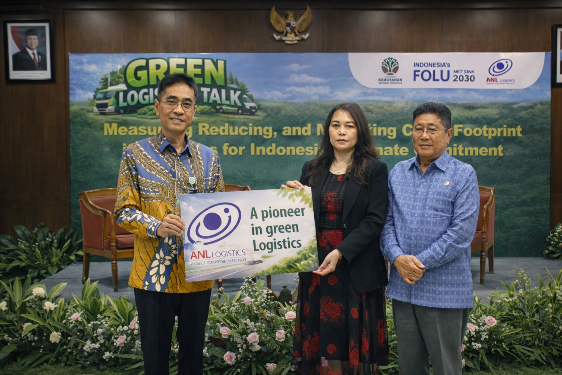 Project Director FOLU NC-1 sekaligus Dewan Penasehat Ahli Indonesia’s FOLU Net Sink 2030 Agus Justianto (kiri) bersama Founder ANL Logistics Netty Sri Rejeki (tengah) dan President UNGC Network Indonesia Yaya Winarno Junardy (kanan) saat Green Logistics Talk.
